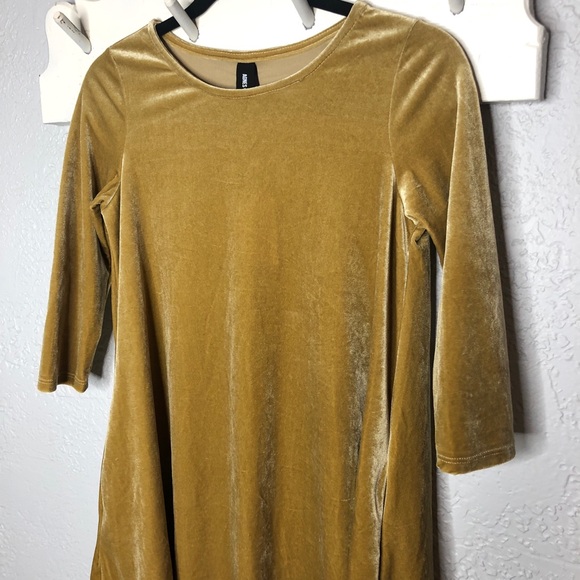 Agnes & Dora Tops - Agnes & Dora Velvet 3/4 sleeve swing tunic in gold